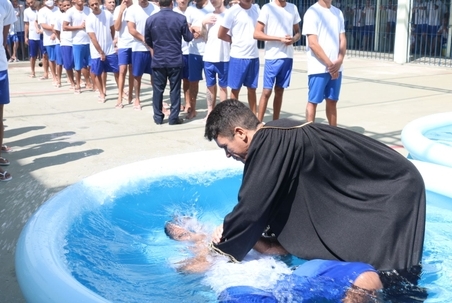 Sejus realiza batismo de 53 internos na Penitenciária Irmão Guido