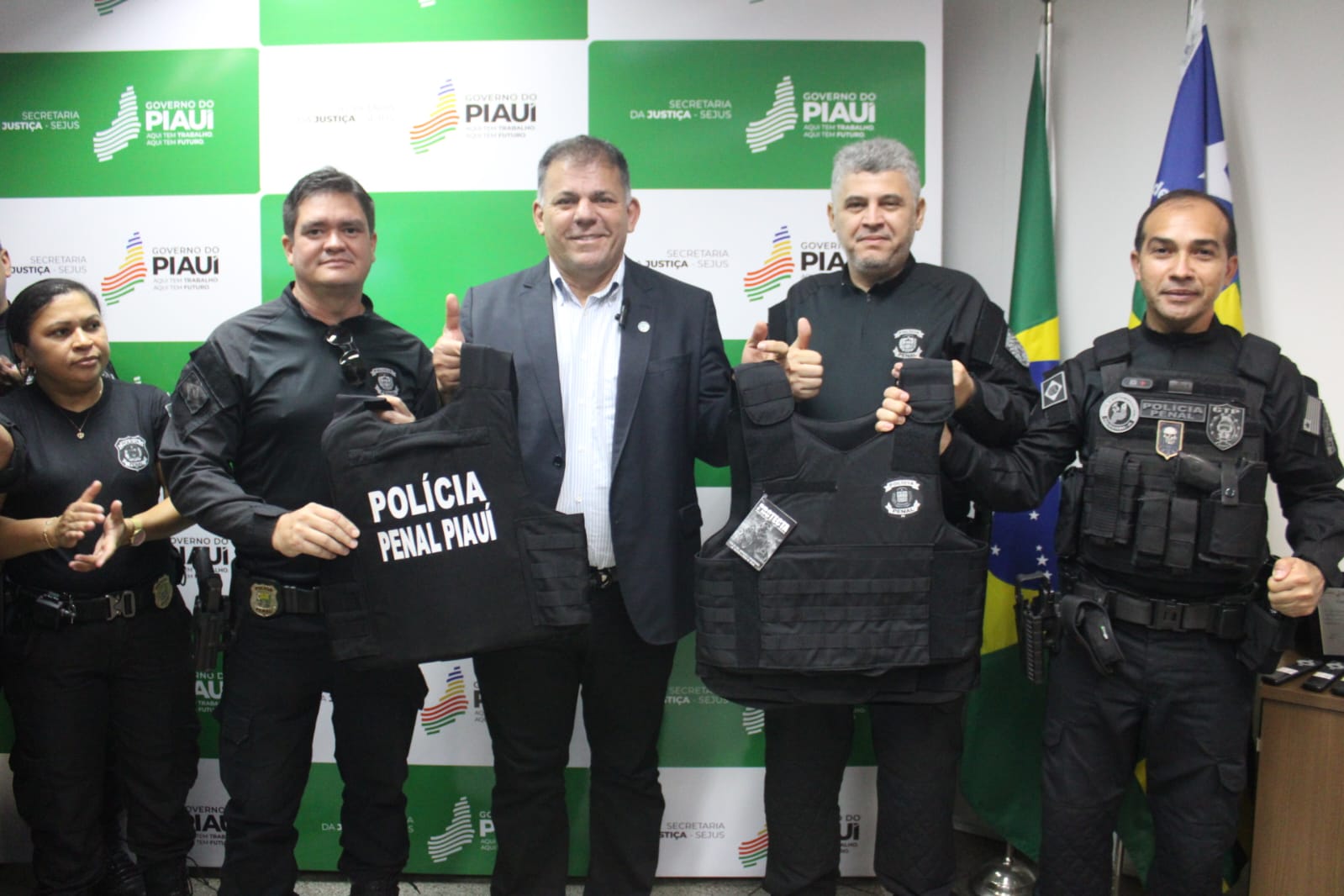 Secretário da Justiça realiza entrega de coletes à Polícia Penal