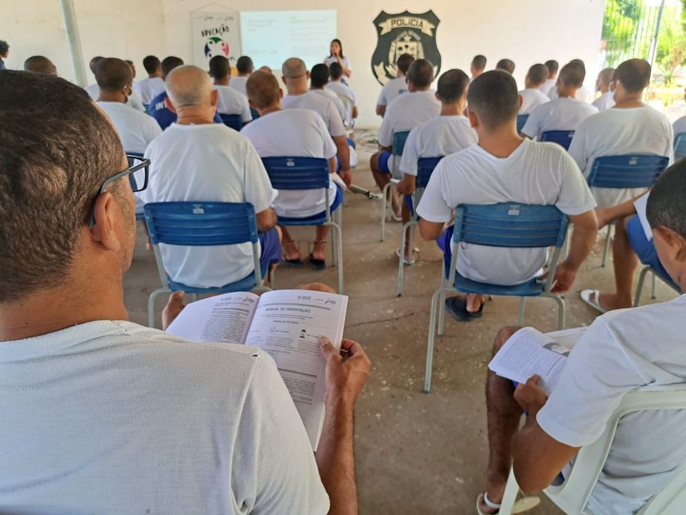 Reeducandos assistem à revisão