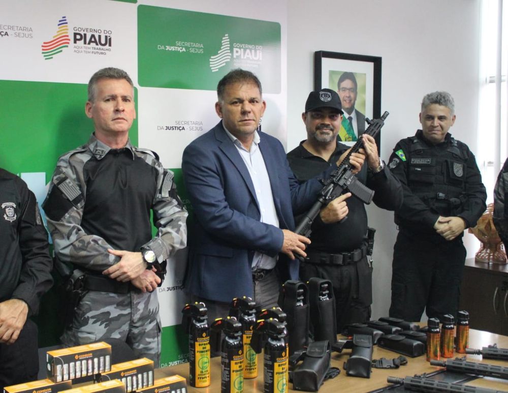 Secretaria da Justiça entrega fuzis e munições à Polícia Penal do Piauí