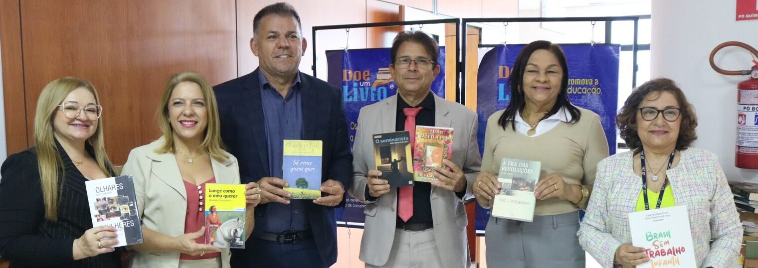 Sejus recebe doação do TRT-22 de 470 livros arrecadados para unidades prisionais do Piauí