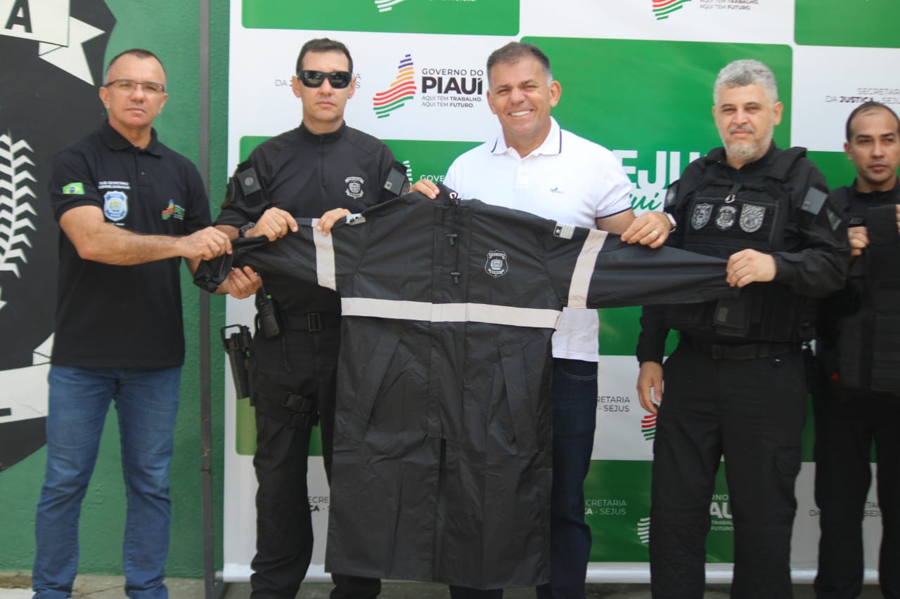 Entrega de capas de chuva