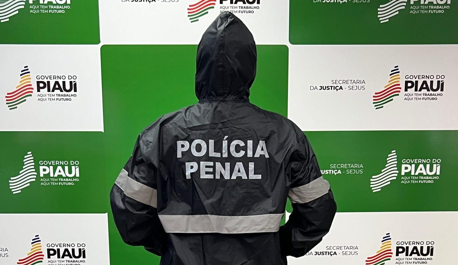 Sejus-PI realiza entrega de capas de chuva para Polícia Penal