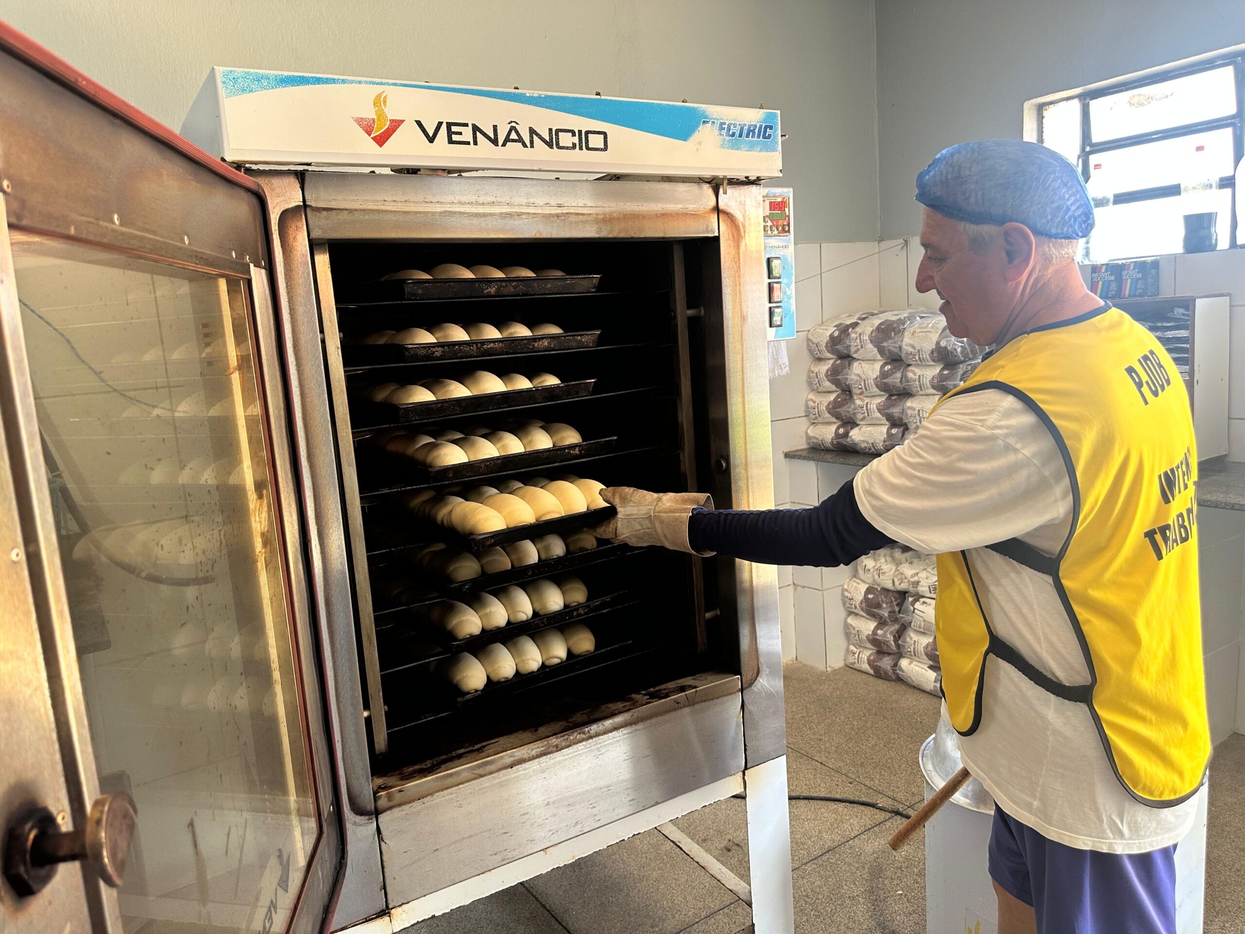 Reeducandos da Penitenciária de Picos produzem 1.200 pães por dia