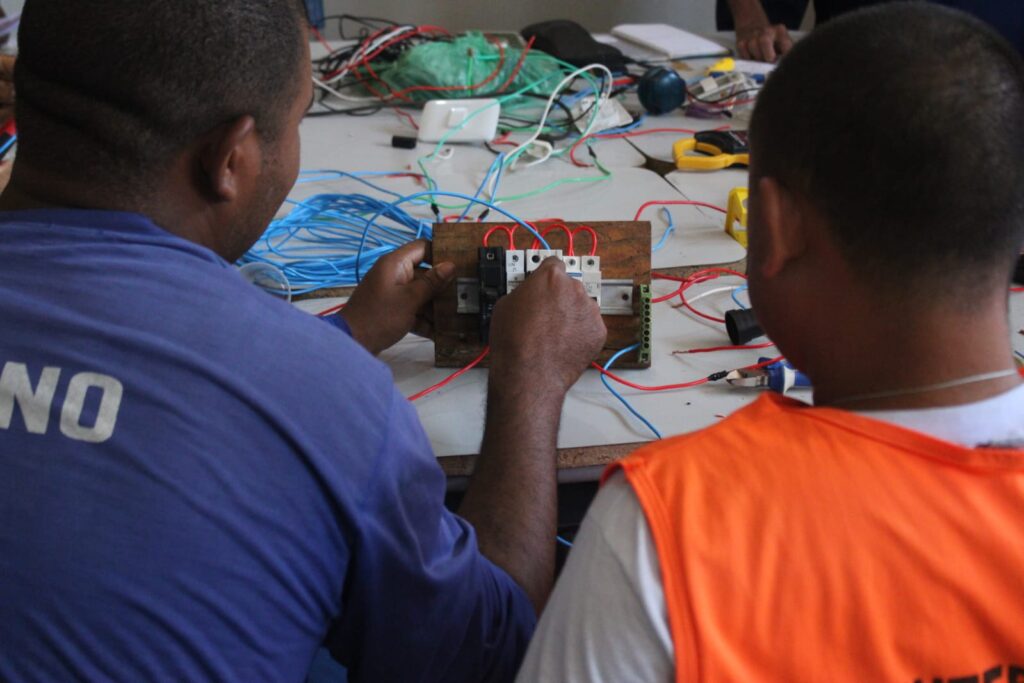 Curso de eletricista e instalador rural.