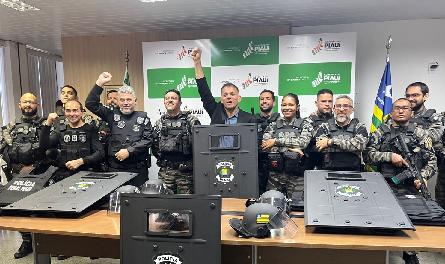 Sejus entrega escudos, capecetes e coletes com proteção balística para Grupo Tático Prisional