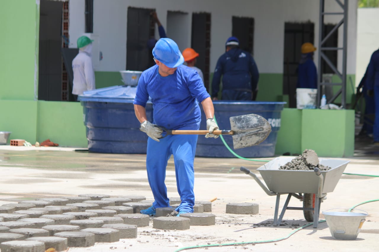 Sejus oferta curso de produção de blocos de concreto na Irmão Guido