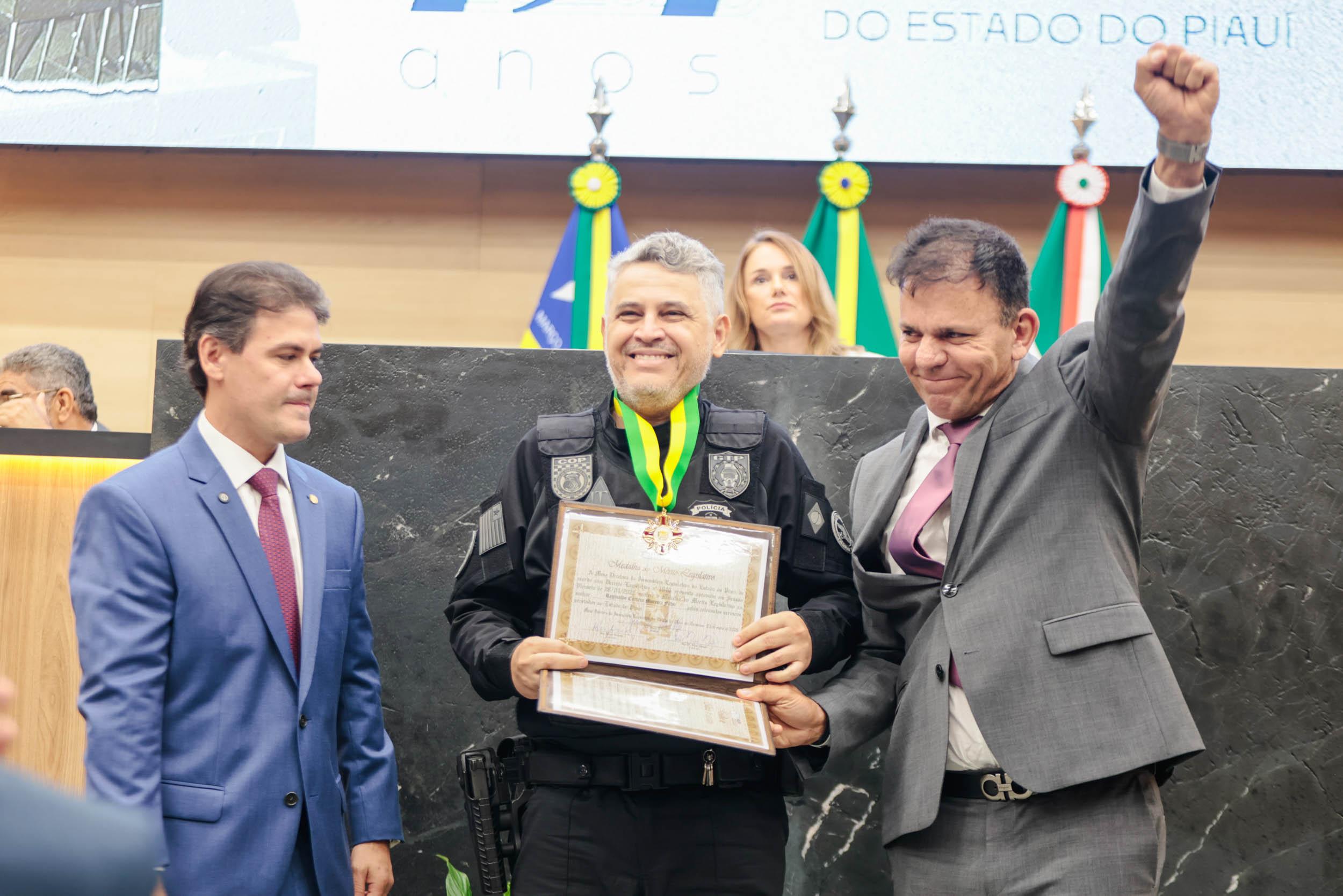 Policial Penal Reginaldo Moreira recebe medalha do mérito legislativo
